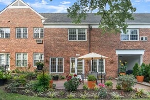 Building Photo - 1405 Martha Custis Dr