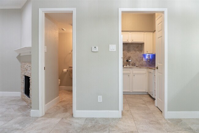 Building Photo - 2100 Tanglewilde St