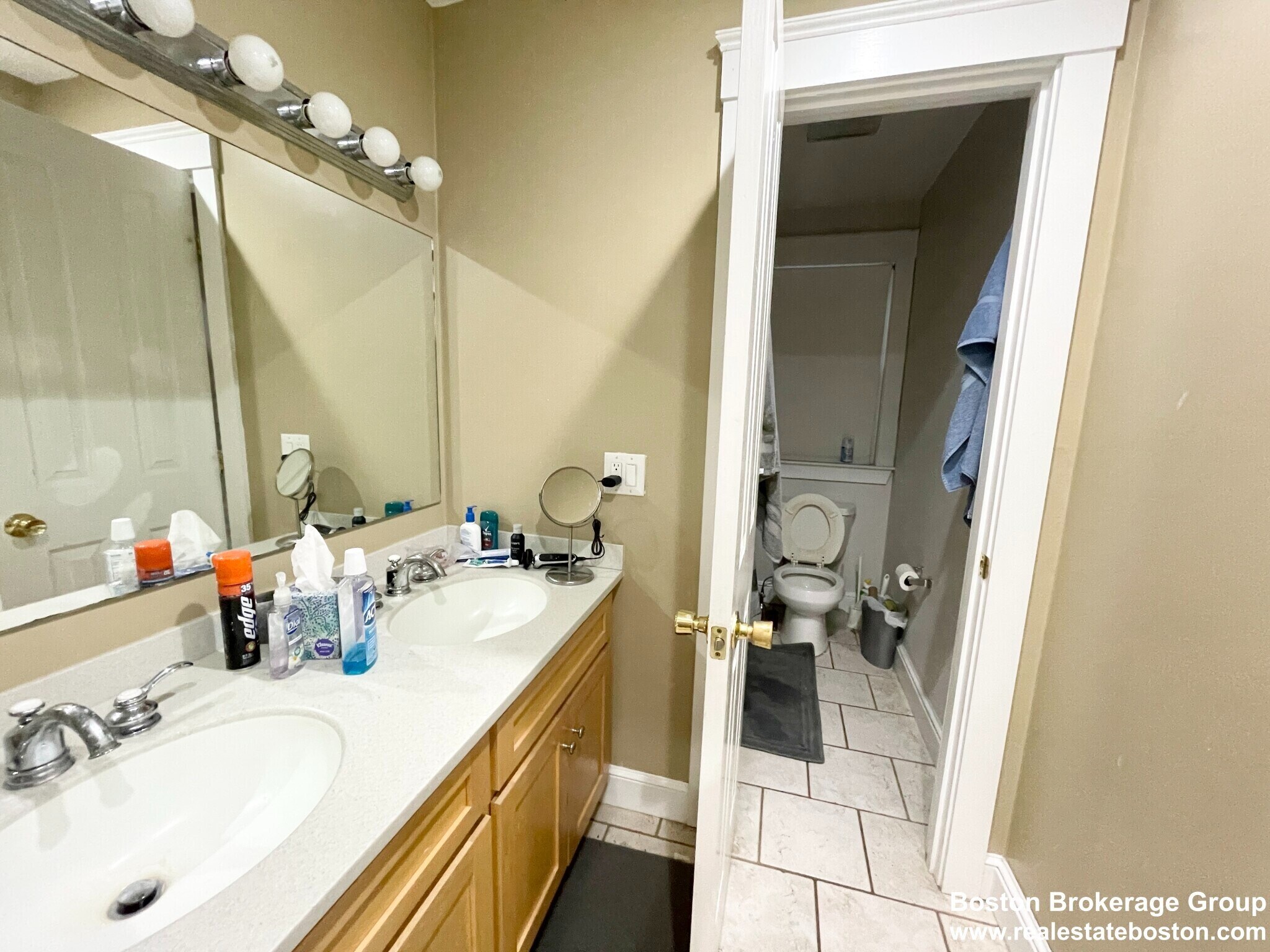 Building Photo - 27 Iroquois St