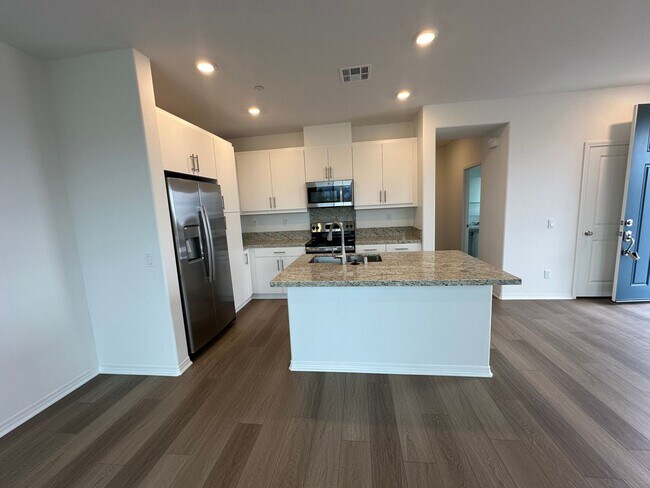 Building Photo - 1 Year Old Lenner 3 Bedroom + Loft Condo i...