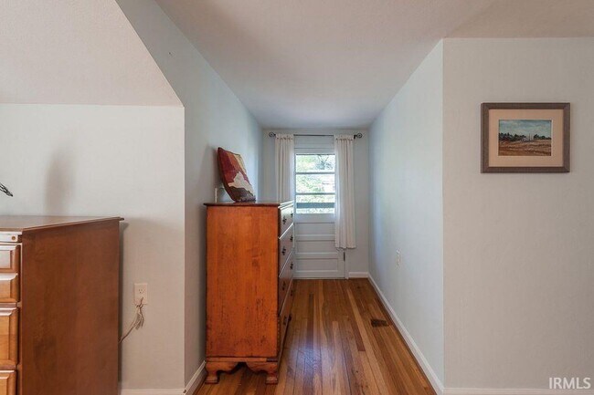 Building Photo - 512 S Swain Ave