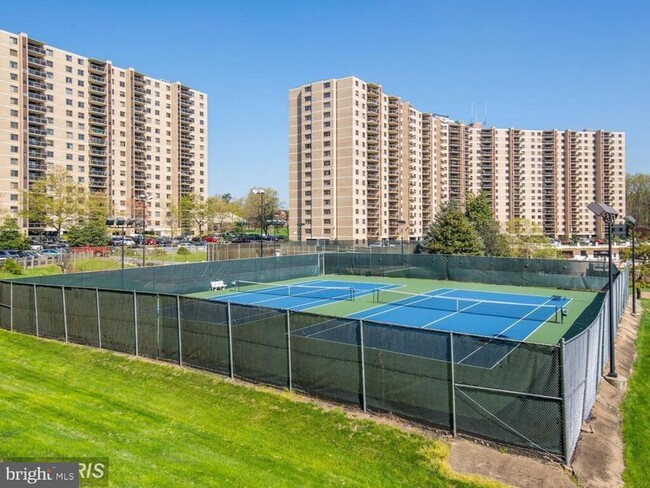 Building Photo - 203 Yoakum Pkwy