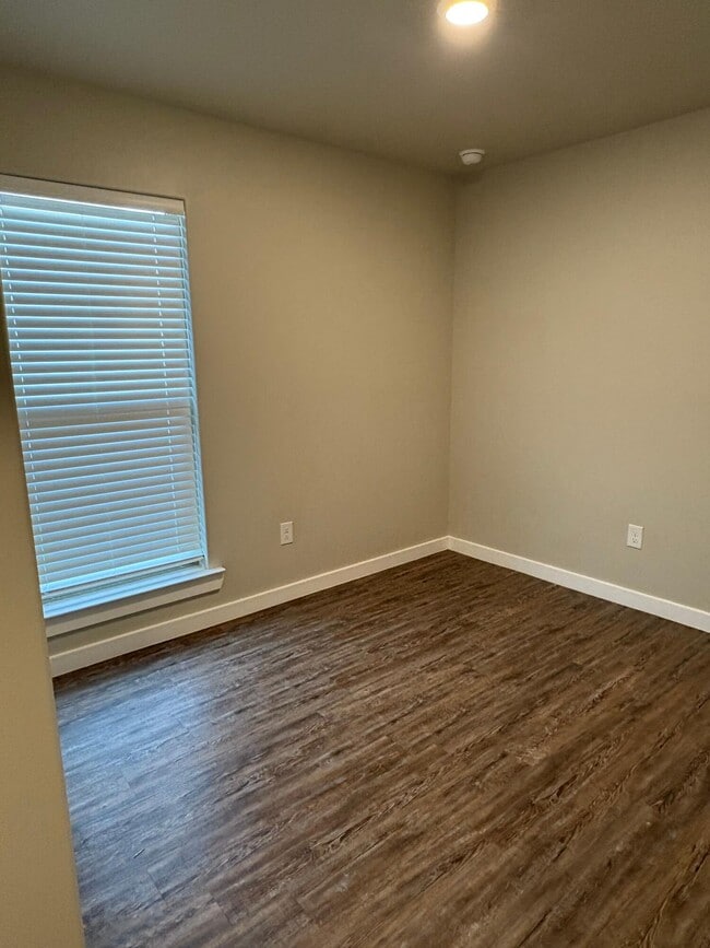 Building Photo - 509 E 21st St