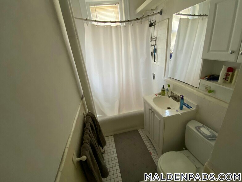 Building Photo - 170 Maple St