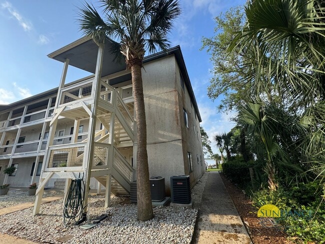Building Photo - Waterfront Condo with Stunning Views – 2BR...