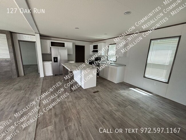 Building Photo - 127 Oak Run