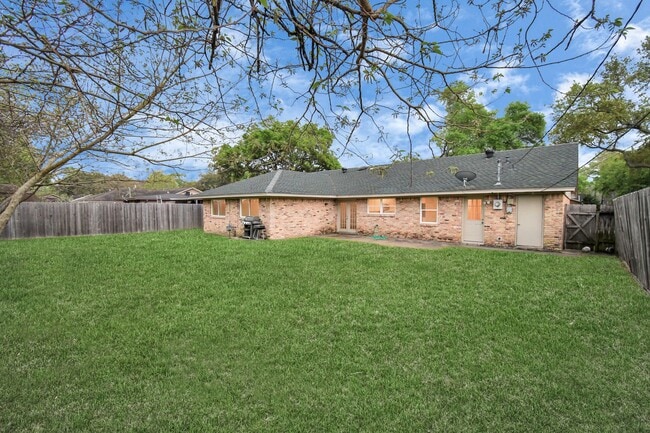 Building Photo - 8022 Sharpview Dr