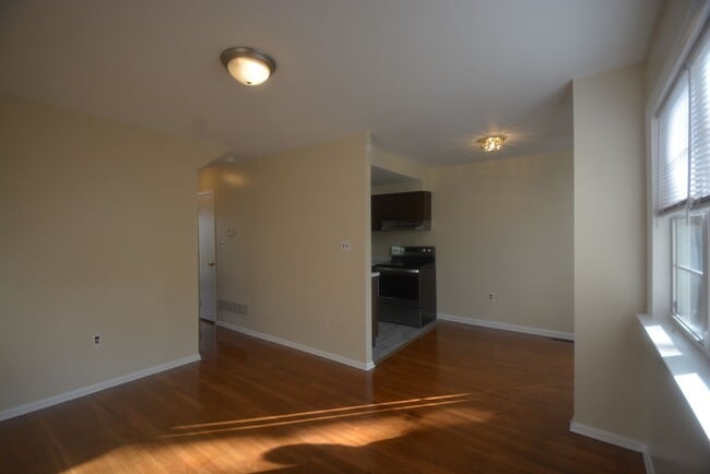 Building Photo - Recently Updated 3 Bedroom 1 Bath in Newark with a Partially Finished Basement