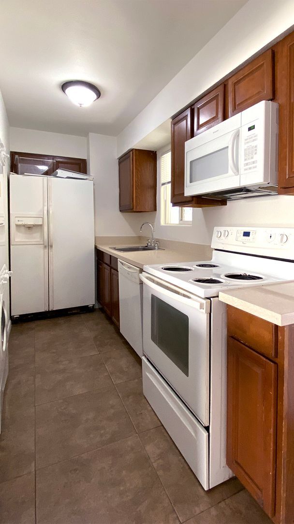 Building Photo - Great 3 bedroom and 1.5 bath townhouse with a small yard and 2 car garage.