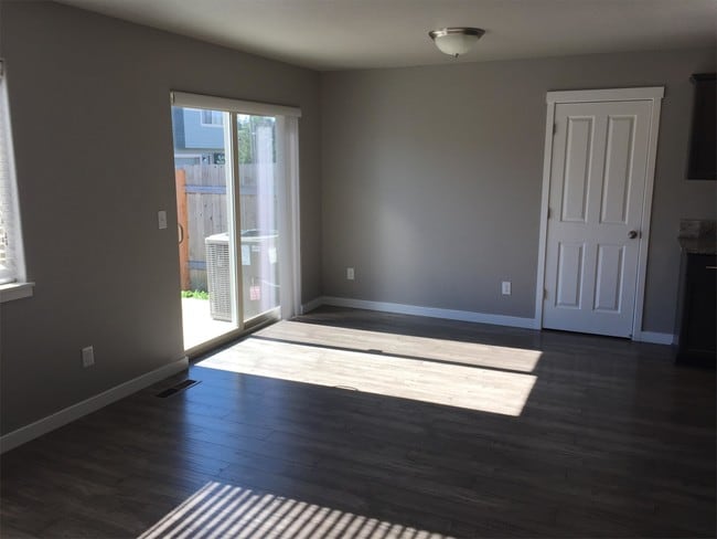 Building Photo - 5908 NE 71st Ct