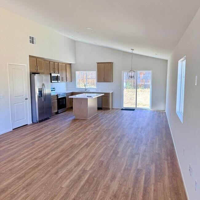 Building Photo - BRAND NEW 4 BEDROOM ADELANTO HOME