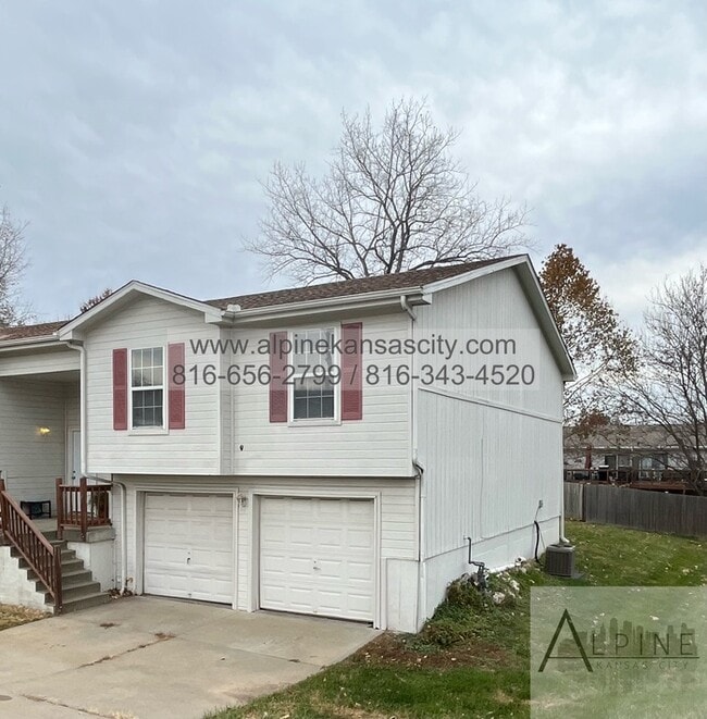 Building Photo - Spacious Gladstone Duplex, Croner Lot, 2 Car Garage!