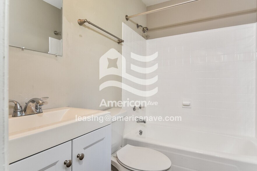 Building Photo - 537 Hemingway St