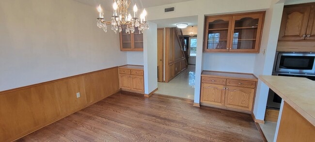 Building Photo - Vaulted Ceiling, Huge Yard, Close to Town