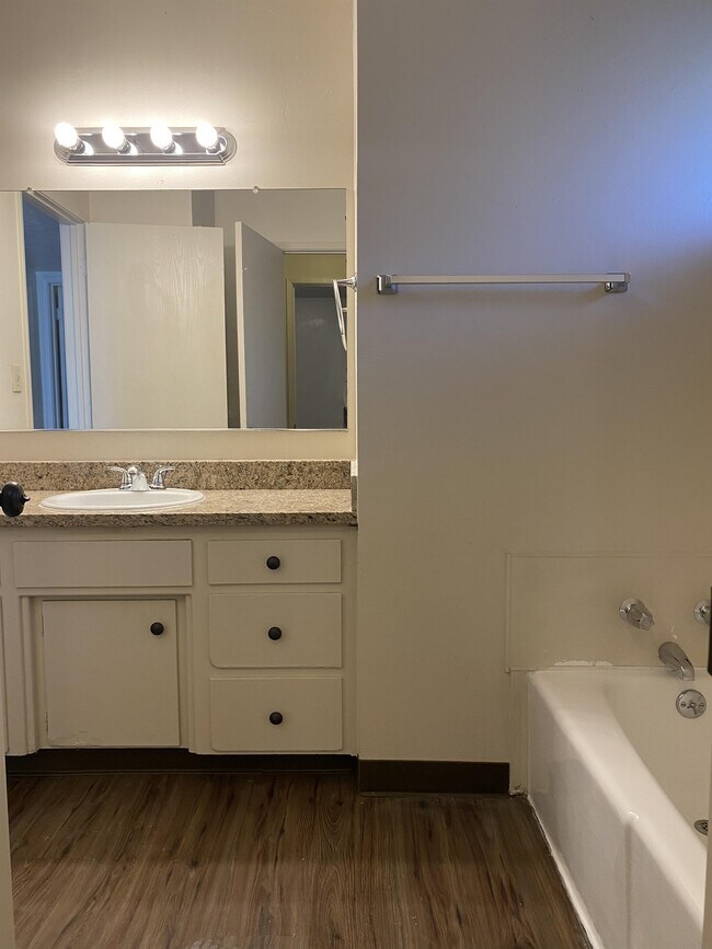 Building Photo - 3016 Delta Ave