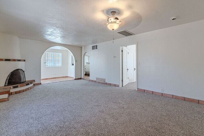 Building Photo - Centrally Located 4-Bed, 2-Bath Tucson Rental – Near U of A