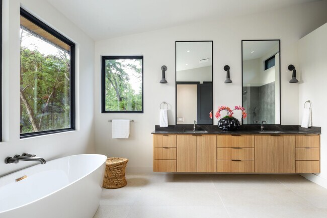 Building Photo - 5023 Lilac Ln