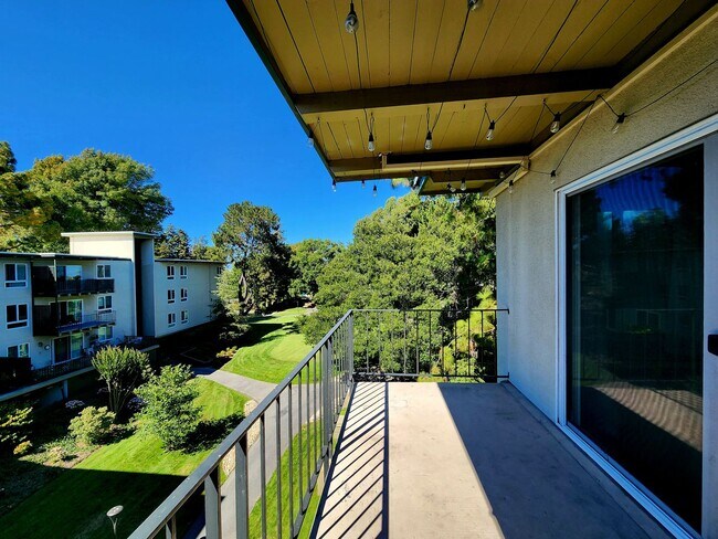 Building Photo - Top floor Woodlake condo, corner location