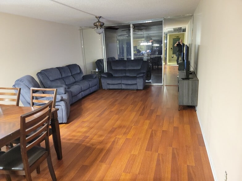 Building Photo - 6675 S Oriole Blvd