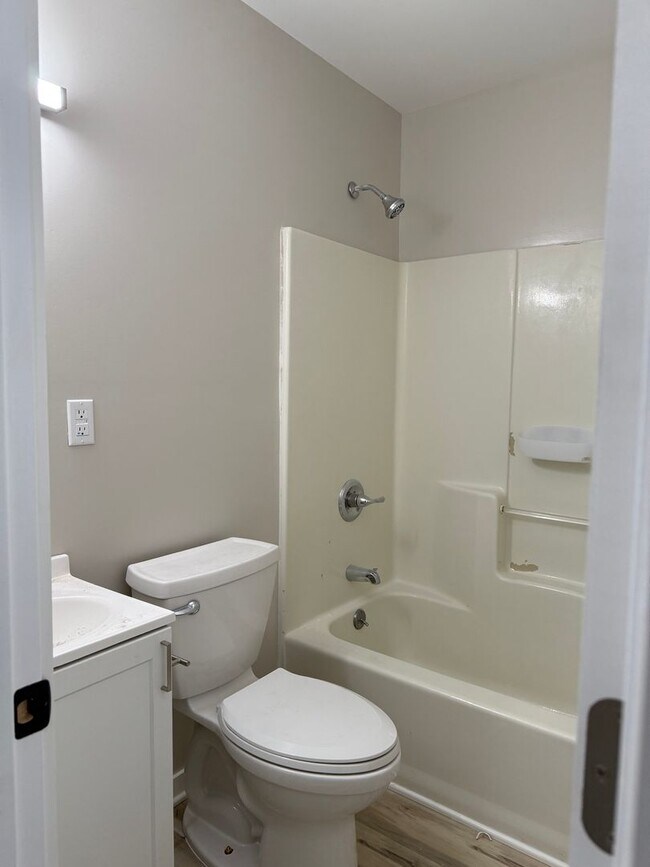 Building Photo - Elizabeth - 321/323