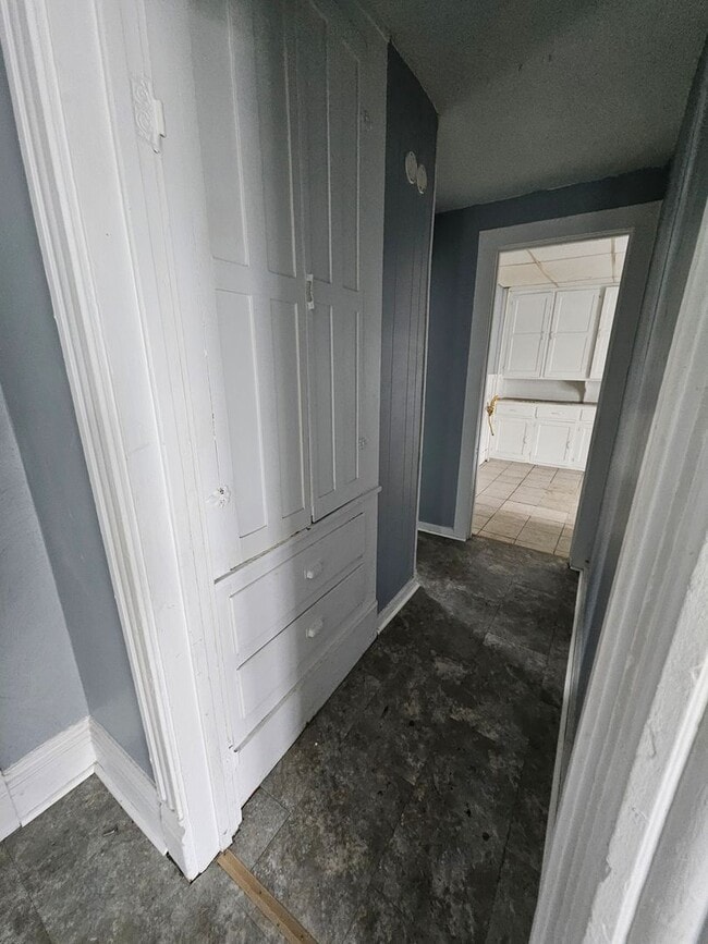 Building Photo - upper 4-bedroom unit east side