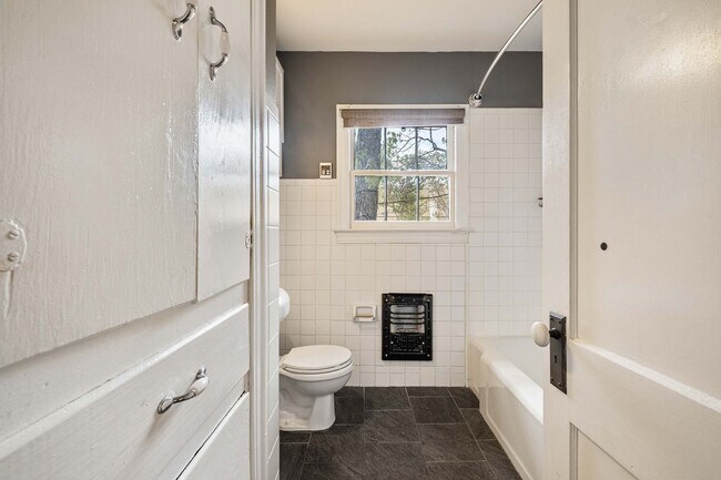 Building Photo - Charming Bryker Woods Retreat