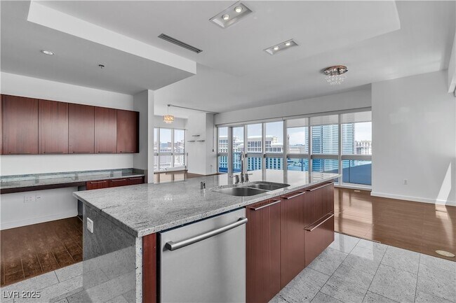 Building Photo - 4471 Dean Martin Dr