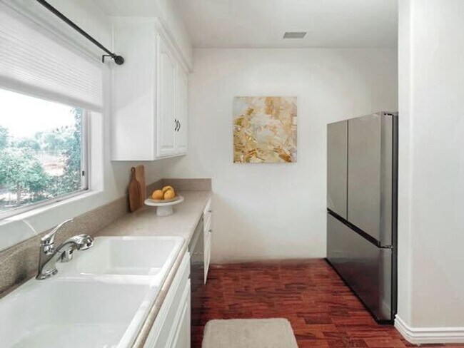 Building Photo - Gorgeous 2 Bed with Views East to the Moun...