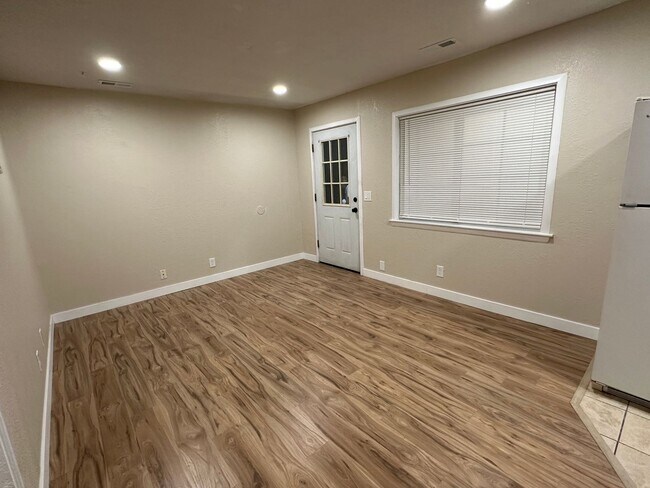 Building Photo - Duplex Front Unit!!!