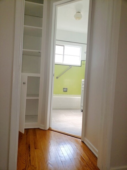 Building Photo - 2022 N Commonwealth Ave