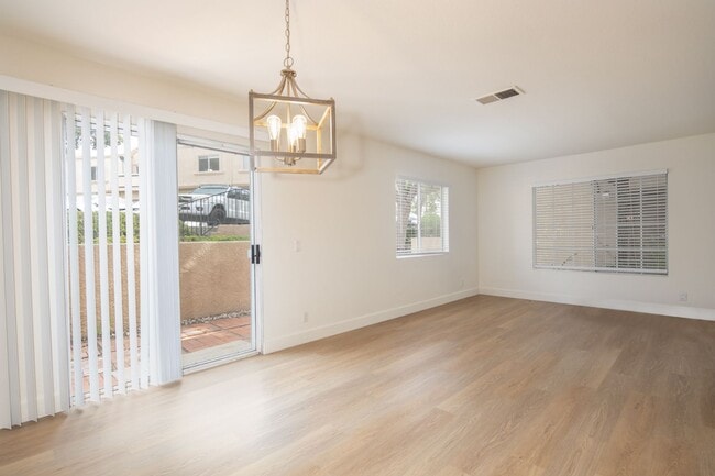 Building Photo - Townhome in Lake Forest