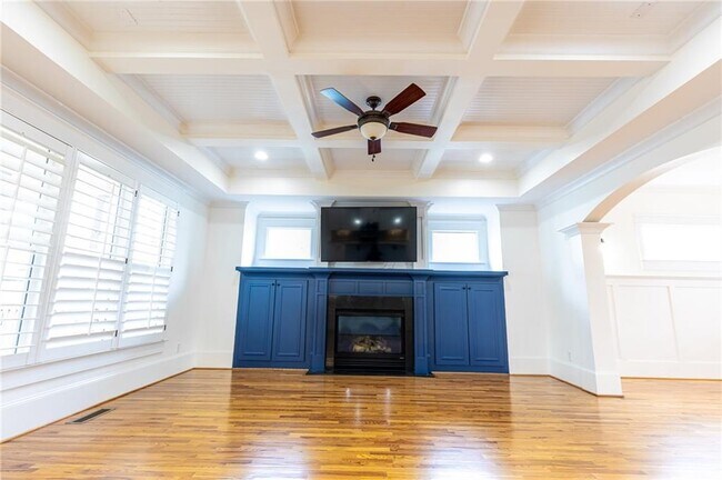 Building Photo - 2288 Oakview Rd NE