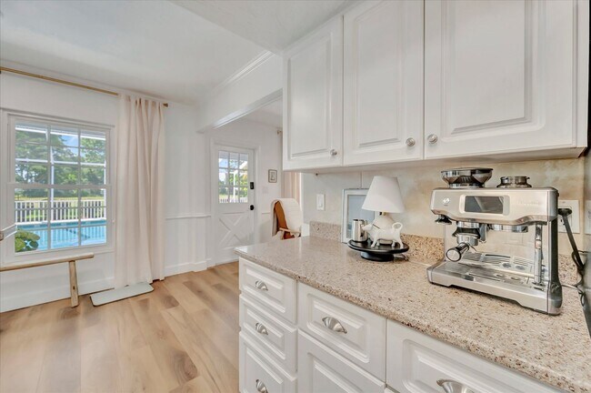 Building Photo - Luxury 5 Bed/4 Bath Pool Home on a Golf Course in Central Sarasota