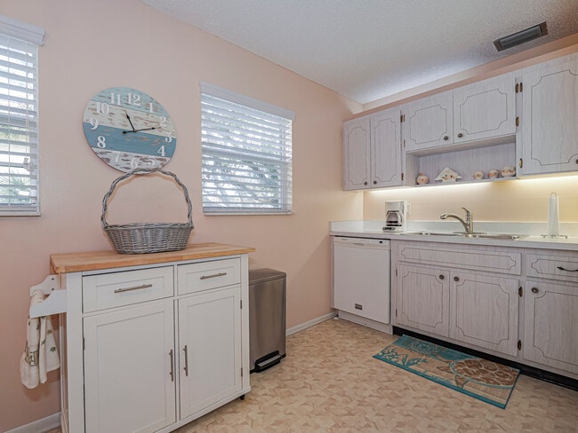 Building Photo - 5400 Jimmy Buffett Mem Hwy