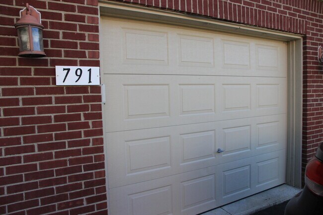 Building Photo - 791 Addington Ln