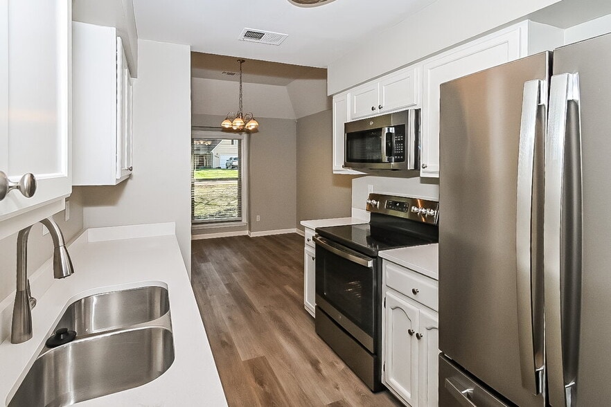 Building Photo - 9898 Sequoia Ln