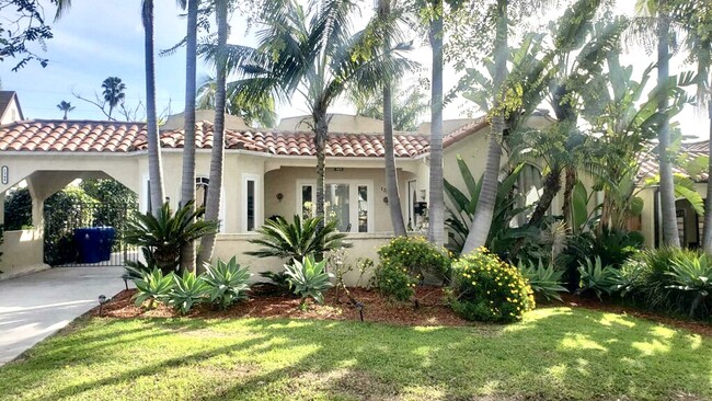 Front patio - 1350 Curson S Ave