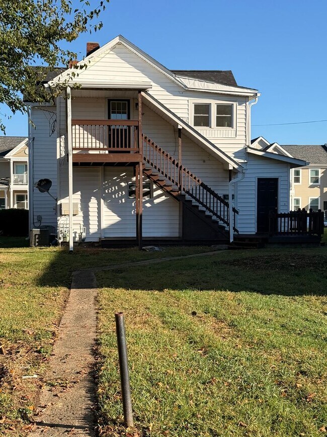 Building Photo - 750-752 E Wheeling St