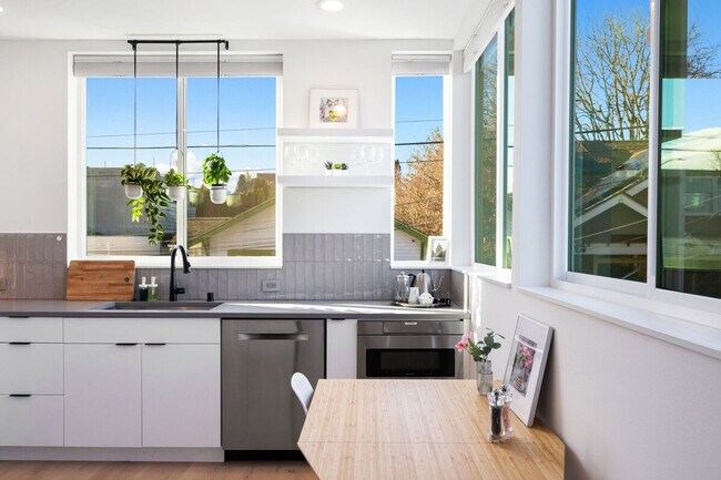 Building Photo - 4510 1st Ave NE