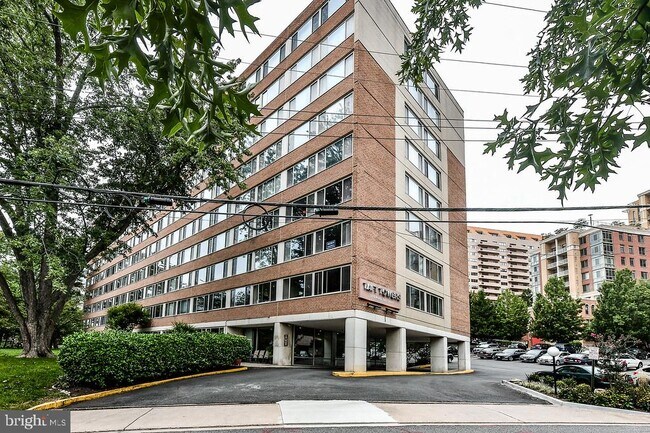 Building Photo - 1210 N Taft St