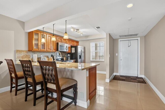 Building Photo - 605 Oaks Dr