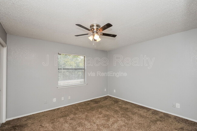 Building Photo - 5933 Shadydell Dr