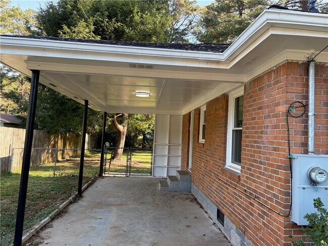 Building Photo - 1990 S Columbia Pl