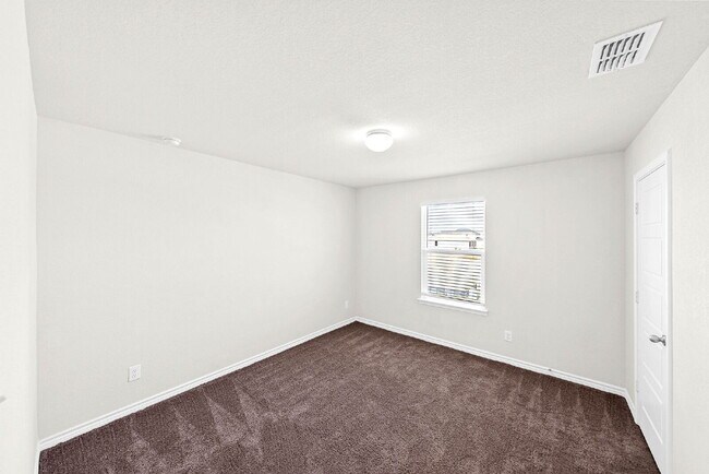 Building Photo - 1 MONTH FREE RENT WITH 18 - 24 MONTH LEASE!!! AVAILABLE THROUGH MARCH ONLY!