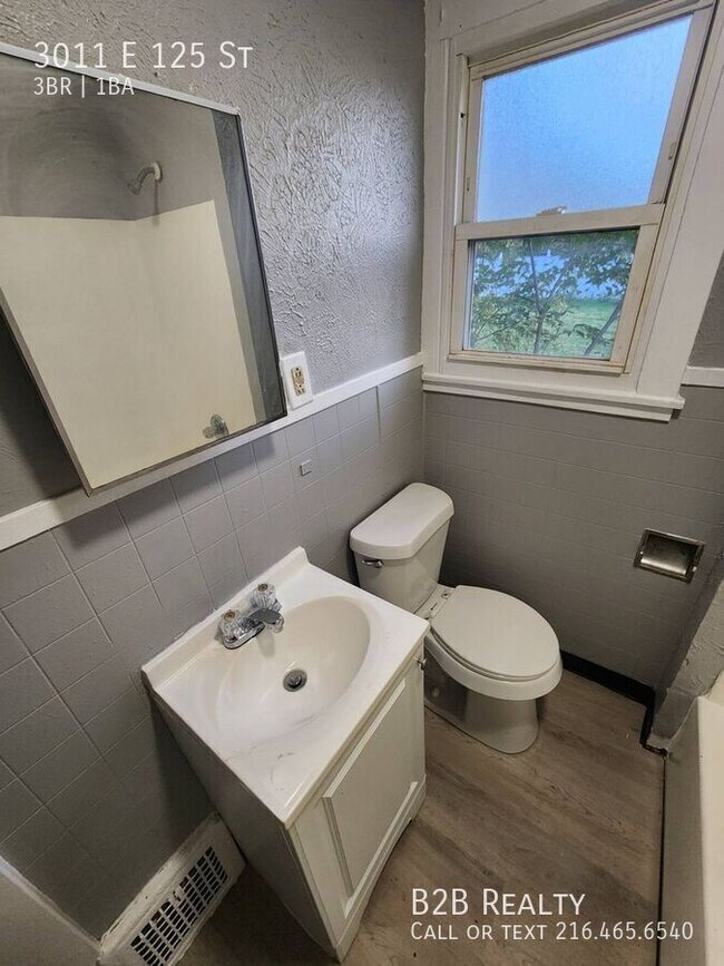 Building Photo - 3011 E 125th St