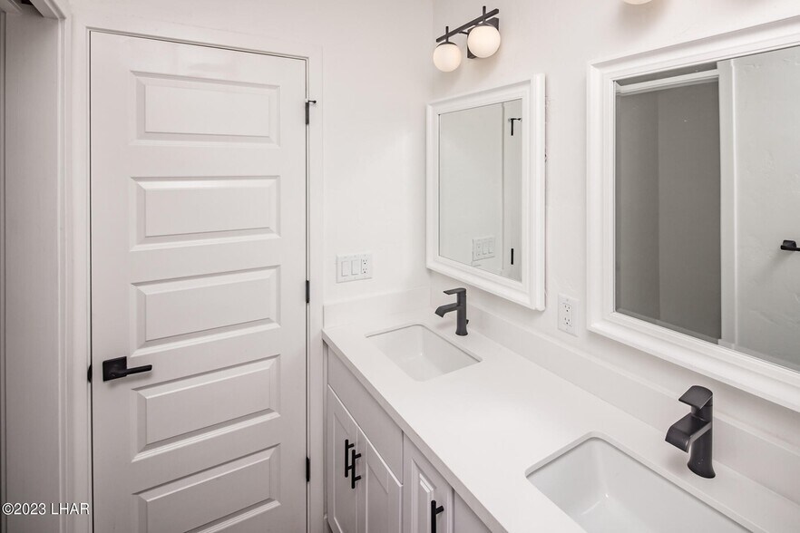 Building Photo - 3705 Challenger Dr