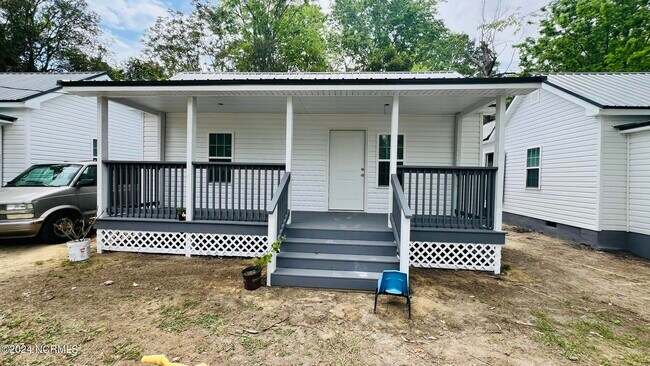 Building Photo - 112 E Dewey St