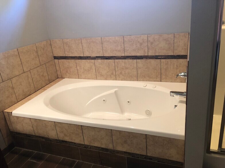 Jetted tub in master bath - 1700 Wilson Rd
