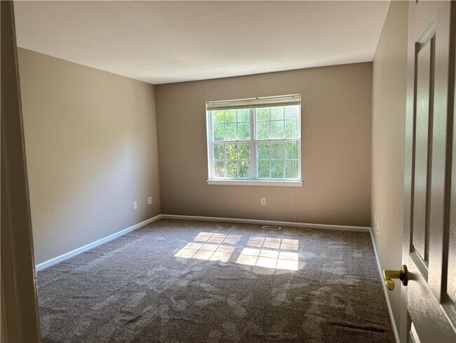 Building Photo - 35 Captains Cove Ln