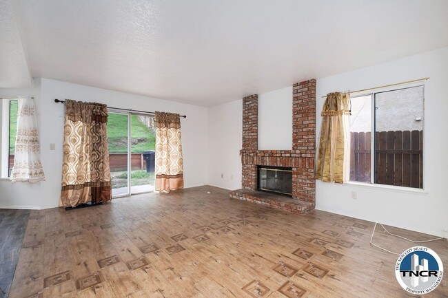 Building Photo - Stunning 4 BD | 3 Bath